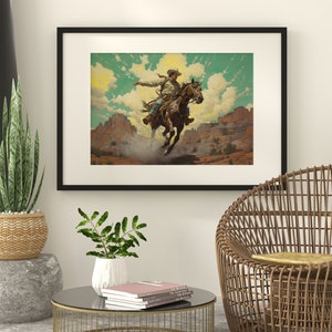 Pu&ograve; includere: Una stampa incorniciata di un cowboy che cavalca un cavallo attraverso un paesaggio desertico. Il cowboy indossa un cappello e un lungo cappotto. Il cavallo &egrave; marrone e bianco e ha una lunga criniera. Lo sfondo &egrave; un cielo blu brillante con nuvole bianche.