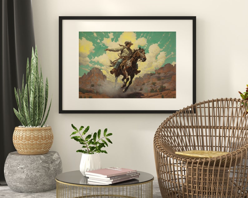 Pu&ograve; includere: Una stampa incorniciata di un cowboy che cavalca un cavallo attraverso un paesaggio desertico. Il cowboy indossa un cappello e un lungo cappotto. Il cavallo &egrave; marrone e bianco e ha una lunga criniera. Lo sfondo &egrave; un cielo blu brillante con nuvole bianche.