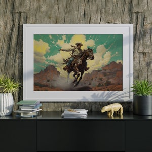 Pu&ograve; includere: Un dipinto incorniciato di un cowboy che cavalca un cavallo attraverso un paesaggio desertico. Il cowboy indossa un cappello e una camicia a maniche lunghe. Il cavallo &egrave; marrone e bianco e ha una lunga criniera e coda. Lo sfondo &egrave; un cielo blu brillante con nuvole bianche.