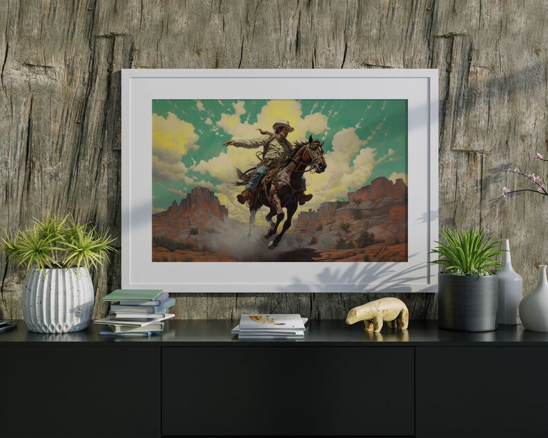 Pu&ograve; includere: Un dipinto incorniciato di un cowboy che cavalca un cavallo attraverso un paesaggio desertico. Il cowboy indossa un cappello e una camicia a maniche lunghe. Il cavallo &egrave; marrone e bianco e ha una lunga criniera e coda. Lo sfondo &egrave; un cielo blu brillante con nuvole bianche.