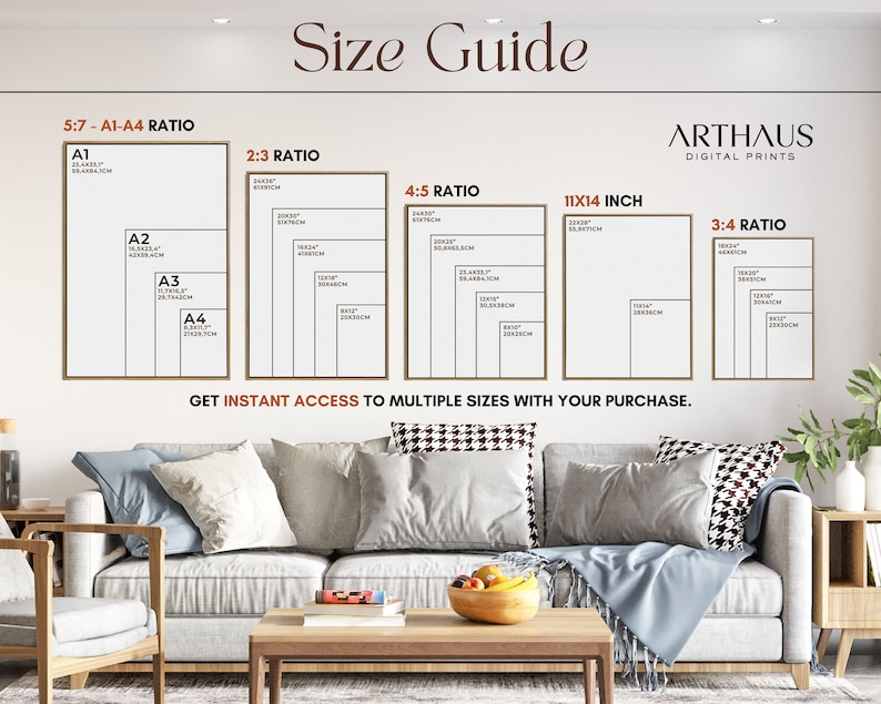 Op de afbeelding: Een maattabel met verschillende afdrukverhoudingen en afmetingen, waaronder 11x14 inch en A1-A4 formaten. De tekst "Get Instant Access to Multiple Sizes With Your Purchase" is ook zichtbaar. De afbeelding is in een woonkamer met een bank en salontafel.