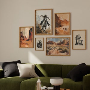 Op de afbeelding: Een verzameling ingelijste kunstprints met een Western-thema, met landschappen en figuren. De kunstwerken tonen cowboys, woestijnsc&egrave;nes en cactussen, allemaal in warme, aardse tinten. De lijsten zijn van natuurlijk hout.