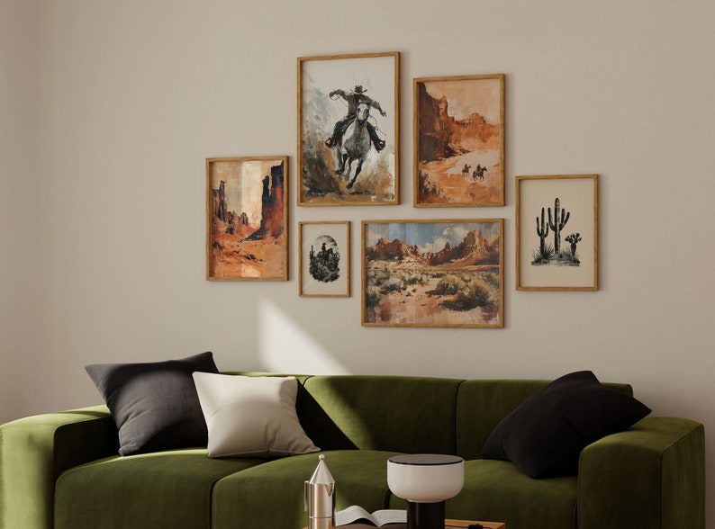 Op de afbeelding: Een verzameling ingelijste kunstprints met een Western-thema, met landschappen en figuren. De kunstwerken tonen cowboys, woestijnsc&egrave;nes en cactussen, allemaal in warme, aardse tinten. De lijsten zijn van natuurlijk hout.