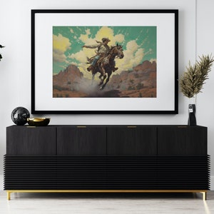 Pu&ograve; includere: Una stampa incorniciata di un cowboy che cavalca un cavallo attraverso un paesaggio desertico. Il cowboy indossa un cappello e un lungo cappotto. Il cavallo &egrave; marrone e bianco e corre a tutta velocit&agrave;. Lo sfondo &egrave; un cielo blu brillante con nuvole bianche.
