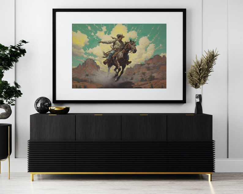 Pu&ograve; includere: Una stampa incorniciata di un cowboy che cavalca un cavallo attraverso un paesaggio desertico. Il cowboy indossa un cappello e un lungo cappotto. Il cavallo &egrave; marrone e bianco e corre a tutta velocit&agrave;. Lo sfondo &egrave; un cielo blu brillante con nuvole bianche.