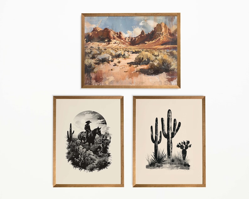 Op de afbeelding: Drie ingelijste kunstdrukken met een woestijnthema. De bovenste print is een landschapsschilderij van een woestijnsc&egrave;ne met bergen. De onderste print links is een zwart-wit illustratie van een cowboy op een paard. De onderste print rechts is een zwart-wit cactus illustratie.