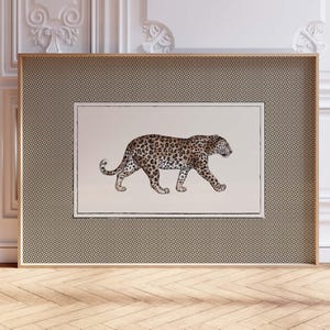 Puede incluir: Obra de arte enmarcada que presenta una ilustración detallada de un leopardo con pelaje manchado, sobre un fondo neutro. La obra está encerrada en un marco de madera con un borde estampado, adecuada para la decoración del hogar, aprox. 60 cm x 40 cm.