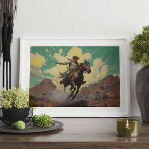 Pu&ograve; includere: Una stampa incorniciata di un cowboy che cavalca un cavallo attraverso un paesaggio desertico. Il cowboy indossa un cappello e un bandano, e il cavallo &egrave; marrone con criniera e coda bianche. Lo sfondo &egrave; un cielo blu con nuvole bianche.