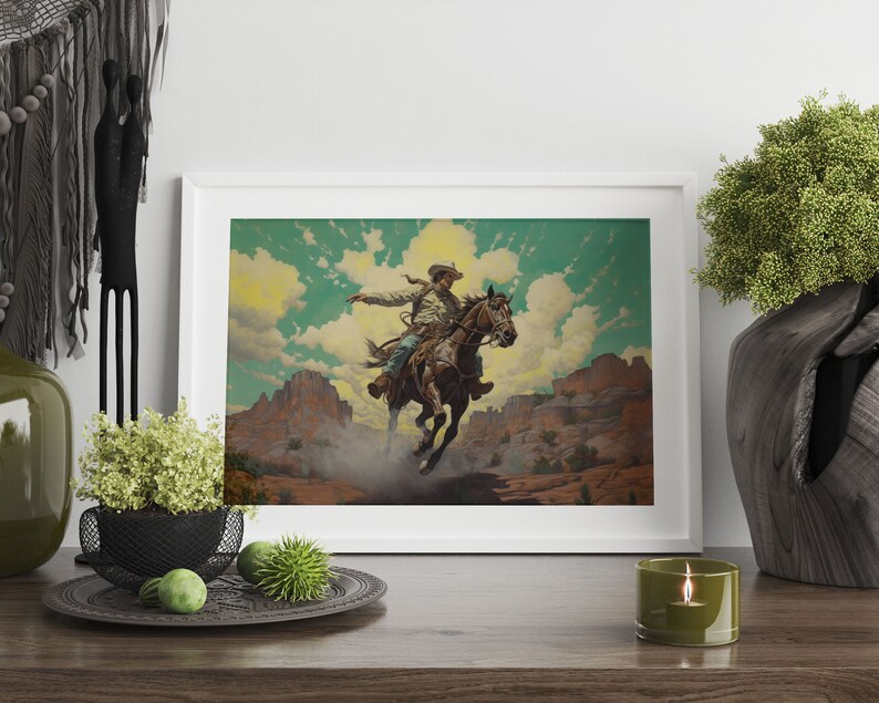 Pu&ograve; includere: Una stampa incorniciata di un cowboy che cavalca un cavallo attraverso un paesaggio desertico. Il cowboy indossa un cappello e un bandano, e il cavallo &egrave; marrone con criniera e coda bianche. Lo sfondo &egrave; un cielo blu con nuvole bianche.