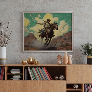 Pu&ograve; includere: Un'illustrazione vintage incorniciata di un cowboy che cavalca un cavallo marrone attraverso un paesaggio desertico. Il cowboy indossa una camicia marrone chiaro, jeans blu e un cappello marrone. Il cavallo corre con la testa alta.