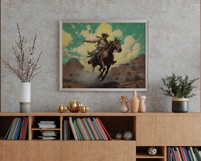 Pu&ograve; includere: Un'illustrazione vintage incorniciata di un cowboy che cavalca un cavallo marrone attraverso un paesaggio desertico. Il cowboy indossa una camicia marrone chiaro, jeans blu e un cappello marrone. Il cavallo corre con la testa alta.
