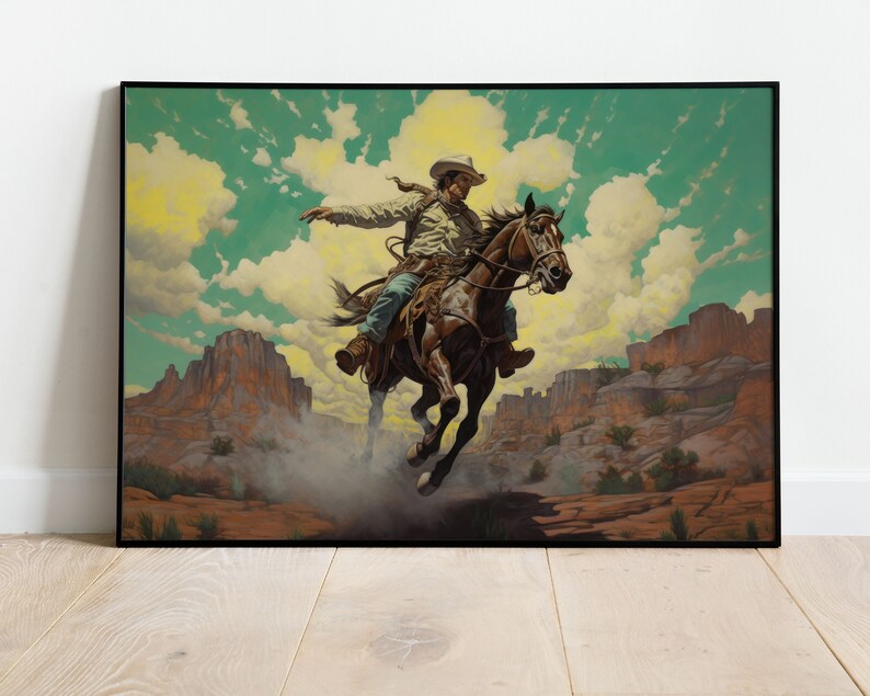 Pu&ograve; includere: Un cowboy a cavallo di un cavallo marrone attraverso un paesaggio desertico. Il cowboy indossa un cappello bianco e una camicia marrone chiaro. Il cavallo corre a testa alta. Lo sfondo &egrave; un mix di cielo blu, nuvole bianche e formazioni rocciose rosse.