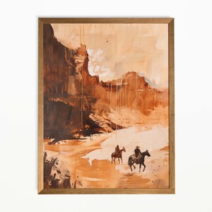 Op de afbeelding: Een abstract schilderij in een houten lijst toont een woestijnlandschap met twee ruiters te paard. Het kunstwerk gebruikt bruine en beige tinten om diepte en sfeer te cre&euml;ren, met de nadruk op het ruige terrein.