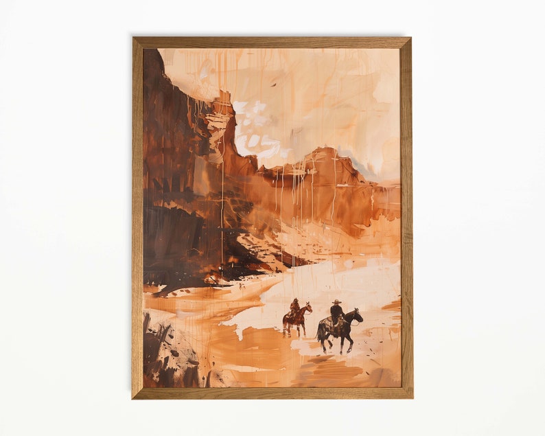 Op de afbeelding: Een abstract schilderij in een houten lijst toont een woestijnlandschap met twee ruiters te paard. Het kunstwerk gebruikt bruine en beige tinten om diepte en sfeer te cre&euml;ren, met de nadruk op het ruige terrein.