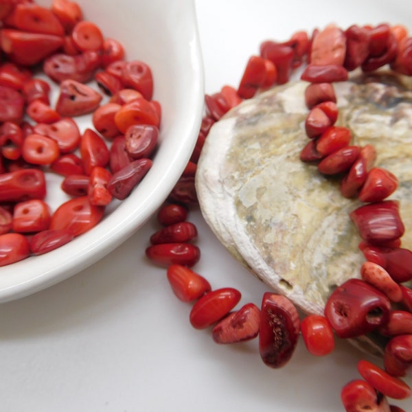 Perles chips corail rouge , bambou de mer  , perles gemmes corail , pierre fine , chips bambou de mer , perle gemme rouge , 1 fil 150 pièces