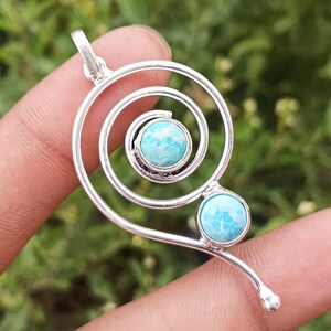 Niesamowity wisiorek na szczęście z kamieni szlachetnych Larimar, wisior Chakra Spin 1 PC, biżuteria iluzoryczna, na lęk, depresję, strach i depresję