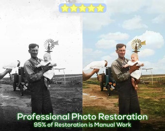 Puede incluir: Una foto en blanco y negro de un hombre sosteniendo un bebé frente a un molino de viento, coloreada para mostrar un cielo azul y hierba verde. El hombre lleva un mono y una camisa blanca. El bebé lleva un vestido blanco. El molino de viento está en el fondo.