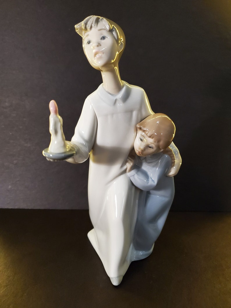 LLadro Daisa #4874 Boy and Girl in Nightgowns with Candle