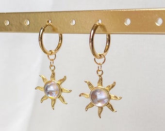 Boucles d'oreilles soleil dorées | Acier inoxydable, plaqué or 18 carats, breloque soleil, créoles, Huggie Hoop, créoles soleil, pendentif soleil, cadeau pour elle