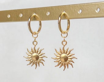 Boucles d'oreilles soleil | Acier inoxydable, Créoles, Huggie Hoop, Pendentif soleil, Cadeau pour elle, Boucles d'oreilles pour femme, Bijoux célestes, Bijoux d'été