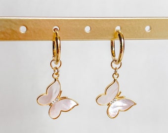 Boucles d'oreilles papillon coquillage | Acier inoxydable, plaqué or 18 carats, créoles, Huggie Hoop, pendentif coquillage d'eau douce, pendentif papillon en or