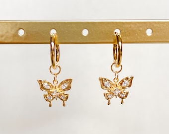 Boucles d'oreilles papillon dorées | Plaqué or 18 carats, créoles, Huggie Hoop, pendentif papillon, cadeau d'anniversaire, cadeau pour elle, boucles d'oreilles pour femme