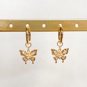 Boucles d'oreilles papillon dorées | Plaqué or 18 carats, créoles, Huggie Hoop, pendentif papillon, cadeau d'anniversaire, cadeau pour elle, boucles d'oreilles pour femme