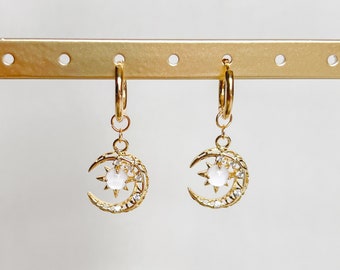 Boucles d'oreilles lune et étoile | Plaqué or 18 carats, créoles, Huggie Hoop, boucles d'oreilles célestes, pendentif lune, boucles d'oreilles croissant de lune, cadeau pour elle