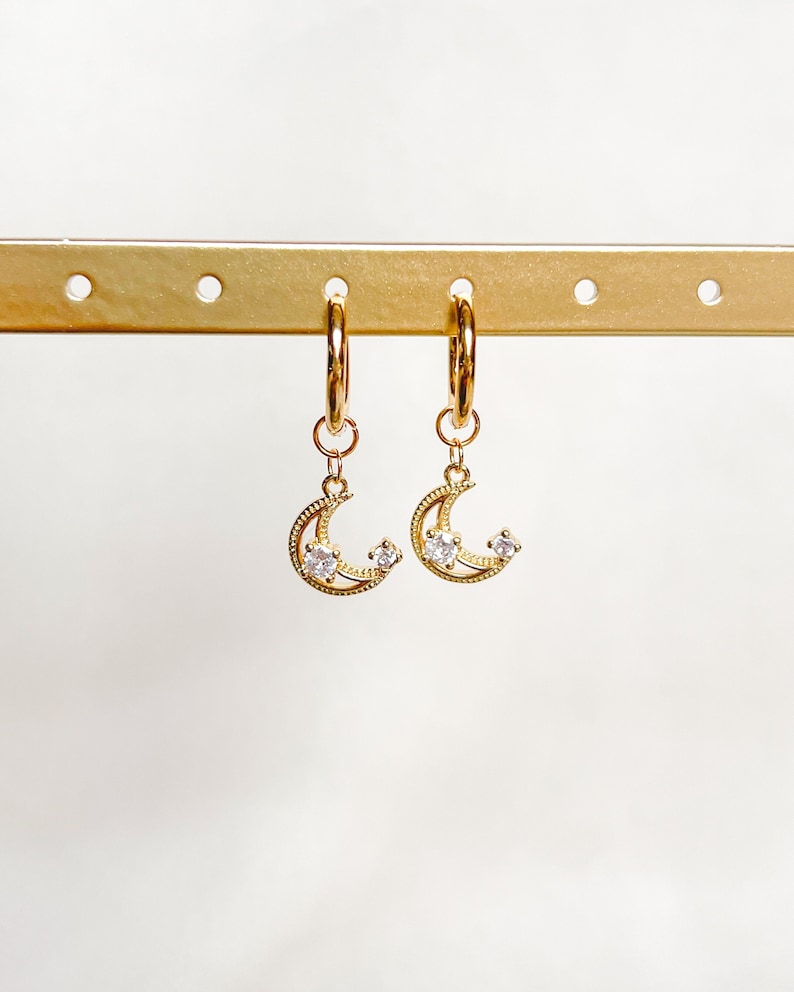 Pendientes Luna de Oro / Chapado en Oro 18k, Pendientes Celestiales, Pendientes Luna Creciente, Pendientes de Aro, Aro Huggie, Colgante Luna, Regalo para ella imagen 1