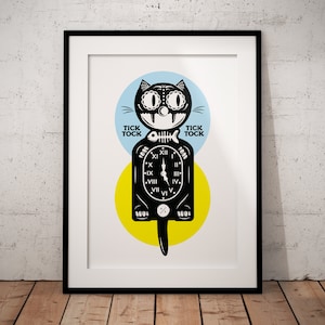 Puede incluir: Ilustración en blanco y negro de un reloj de gato con fondo amarillo y azul. La esfera del reloj tiene números romanos y las palabras "Tick Tock" están escritas a ambos lados de la cabeza del gato.