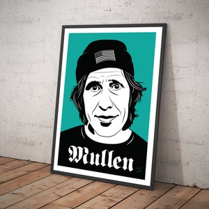 Può includere: Illustrazione in bianco e nero di una persona che indossa un berretto nero con una piccola bandiera americana. La persona ha i capelli lunghi e la barba. Lo sfondo è blu turchese. Il testo "Mullen" è scritto in nero nella parte inferiore dell'immagine.