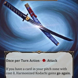Peut inclure: Une carte à collectionner intitulée Harmonized Kodachi représentant une dague à manche noir et un fourreau bleu à motifs. Le texte de la carte indique Once per Turn Action - Attack. If you have a card in your pitch zone with cost 0, Harmonized Kodachi gains go again.