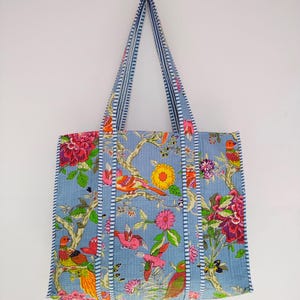 Bolso de mano acolchado de algodón con estampado floral: bolso de compras hecho a mano en la India.