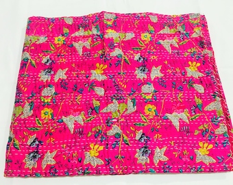 Courtepointe Kantha florale rose : couvre-lit en coton indien fait main