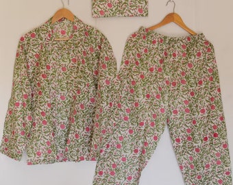 Può includere: Un pigiama bianco con stampa floreale rosa. Il set comprende una camicia a maniche lunghe e pantaloni.
