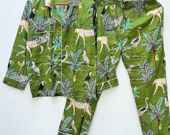 グリーンジャングルプリントコットンパジャマセット - ハンドメイドの軽量レディースナイトウェア
