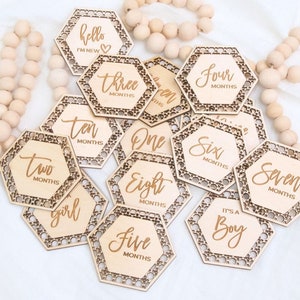 Disques hexagonaux des jalons mensuels | Accessoires de photos de bébé bohème | Marqueur d'étape en rotin | Cadeau unique pour bébé | Cartes d'étape | La première année de bébé