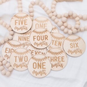 de disques d'étapes mensuels faits main avec motif baseball | Accessoires photo pour la croissance de bébé | première année avec 12 | Cadeau baby shower