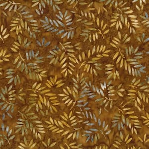 Peut inclure: Un tissu présentant un motif batik avec un fond brun profond et des motifs de feuilles répétitifs dans des tons de jaune doré, de beige et de bleu pâle. Le design affiche une disposition dense de petites feuilles allongées éparpillées.