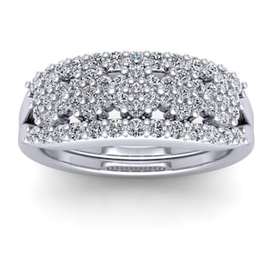 Puede incluir: Un anillo de plata engastado con una fila de pequeños diamantes redondos, con tres filas de diamantes redondos más grandes en el centro.