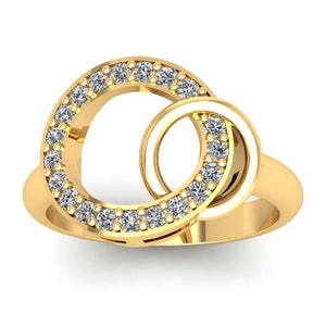 Puede incluir: Un anillo de oro con dos círculos entrelazados, cada uno engastado con pequeños diamantes.