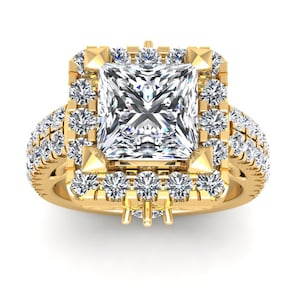 Könnte beinhalten: Ein goldener Verlobungsring mit einem großen quadratischen Diamanten, der von einem Heiligenschein aus kleineren Diamanten umgeben ist. Die Ringschiene ist ebenfalls mit Diamanten besetzt.