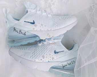 Zapatillas Nike Air Max 270 personalizadas para novias, con pedrería azul y perlas brillantes.