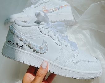 Personalisierte Nike Air Jordan Low Braut Sneakers, Perlen-Dekor, Hochzeitsgeschenk