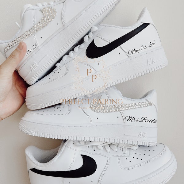 Lot de baskets pour le mariage pour le marié et la mariée Baskets de mariage Nike Air force personnalisées avec logo swoosh en cristal et noir pour le marié