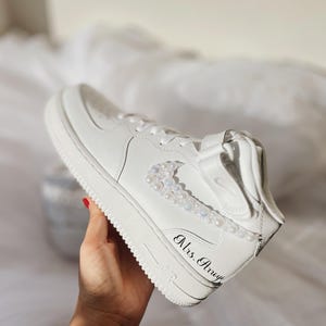 Zapatillas de novia personalizadas con perlas: Air Force Mids personalizadas para boda imagen 1