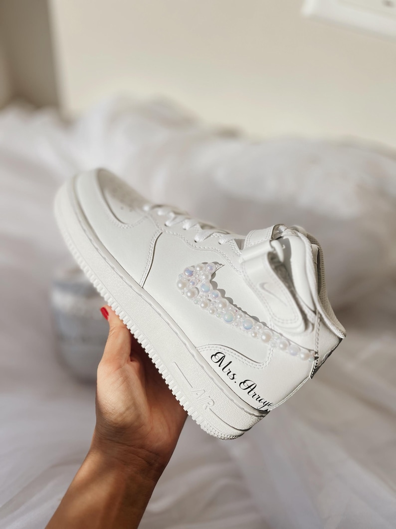 Zapatillas de novia personalizadas con perlas: Air Force Mids personalizadas para boda imagen 1