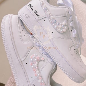 Tênis de casamento com rosas e pérolas, sapatos de casamento personalizados Nike AF1 para noiva, tênis de casamento com pérolas, tênis de noiva