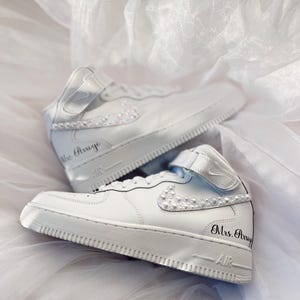 Zapatillas de novia personalizadas con perlas: Air Force Mids personalizadas para boda imagen 4