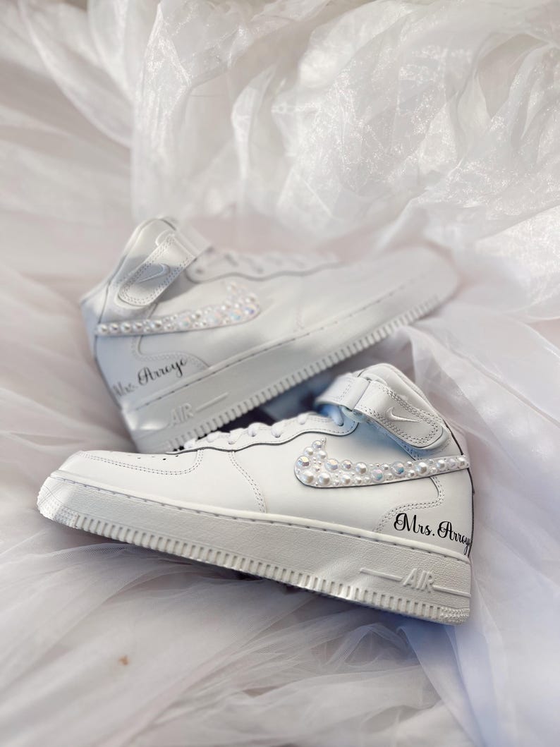 Zapatillas de novia personalizadas con perlas: Air Force Mids personalizadas para boda imagen 4